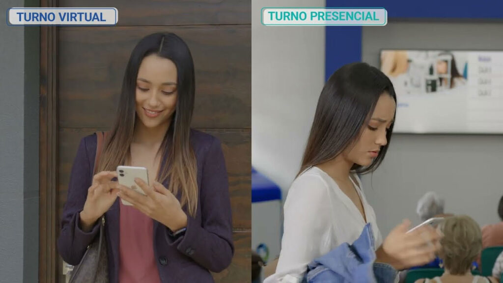 Mujer con celular en la mano feliz